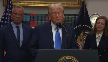 Trump dag 246: Trump bereidt Presidential Walk of Fame voor, Miller kopieert Goebbels, Kimmel terug, ministerie negeert verbod op gezichtsmaskers, financiële steun Argentinië, Trump noemt zonder bewijs paracetamol onveilig, adviseert over BMR-vaccin wegens 'persoonlijke overtuiging' bestempelt Antifa als terreurorganisatie