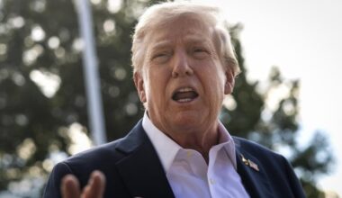 Trump dag 252: Trump zet 4000 'anti-terreurofficieren' in, sluit aan bij bijeenkomst militaire top, deelt MedBed-hoax -en verwijdert die weer, dinsdag 100.000 ontslagen