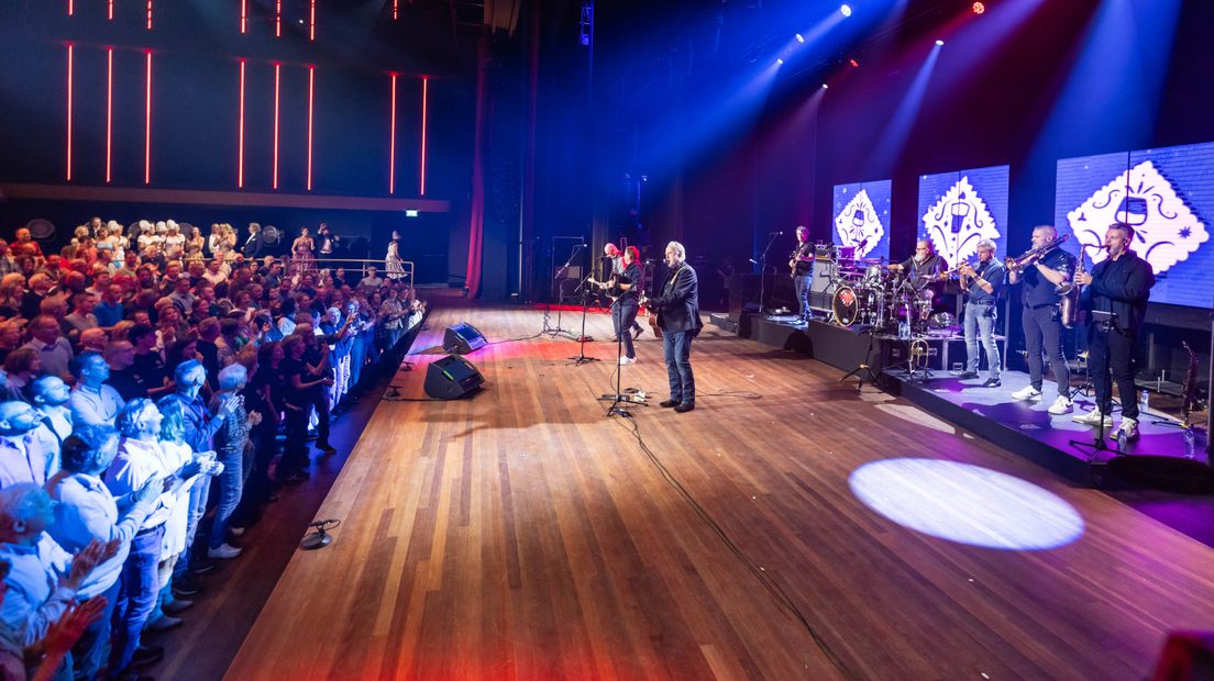 Rowwen Hèze tijdens hun veertigste verjaardag in Roermond