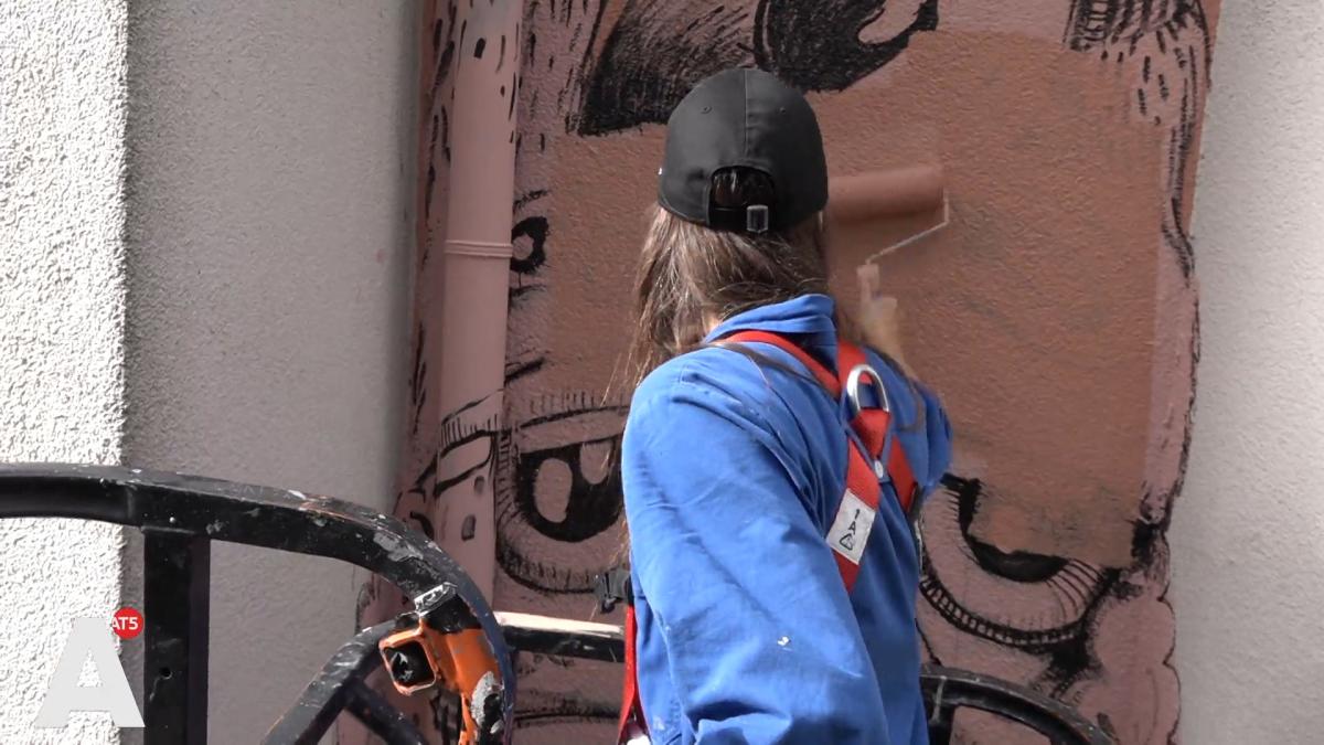Kunstenaar Nouch moet haar muurschildering door protest na maand alweer weghalen