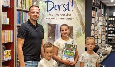 Kinderen vallen in de prijzen bij boekhandel Van der Boom