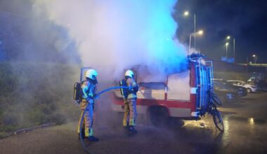 Camper gaat in vlammen op in Zwolle; eigenaar gewond naar ziekenhuis - RTV Oost