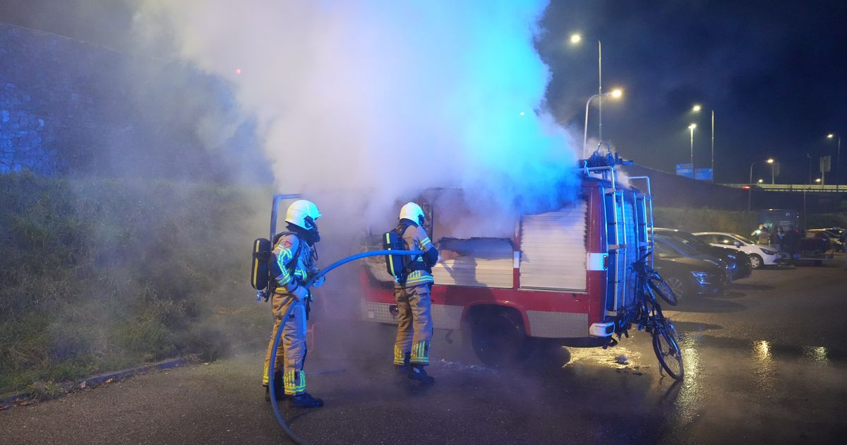 Camper gaat in vlammen op in Zwolle; eigenaar gewond naar ziekenhuis - RTV Oost