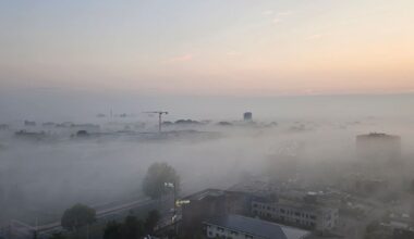 Oppassen onderweg: dichte mist in Fryslân | Veel schade bij boot in Heerenveen na brand