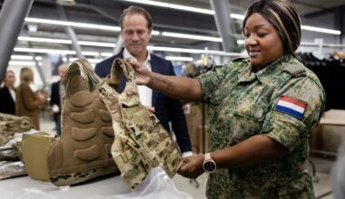 Eerste vrouwelijke militairen krijgen eigen scherfvest, sluit beter aan op lichaam
