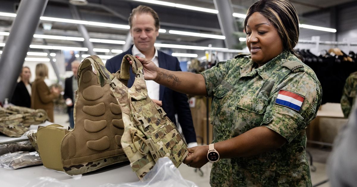 Eerste vrouwelijke militairen krijgen eigen scherfvest, sluit beter aan op lichaam