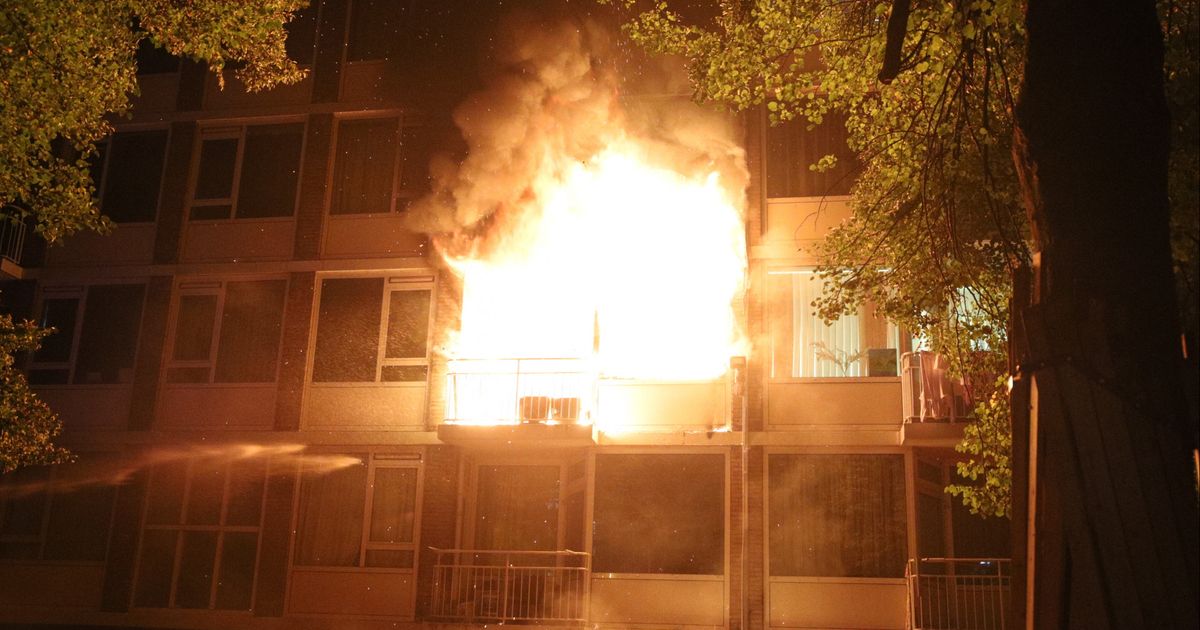 Opladen fatbike veroorzaakt brand in woning, mensen van balkon gered
