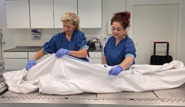 Veran Heijboer (links) en Angelique van Hoek (rechts) met hun oefenpop 'Annie'