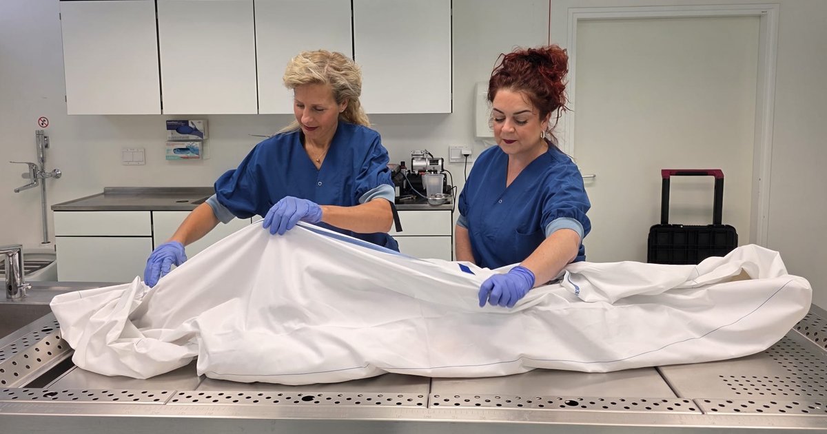 Veran Heijboer (links) en Angelique van Hoek (rechts) met hun oefenpop 'Annie'