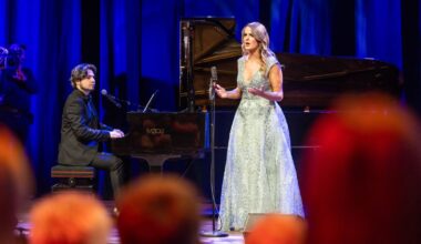 Jenske Wijshoff ontroert het publiek én Rowwen Hèze met De Moan | 40 jaar Rowwen Hèze - L1