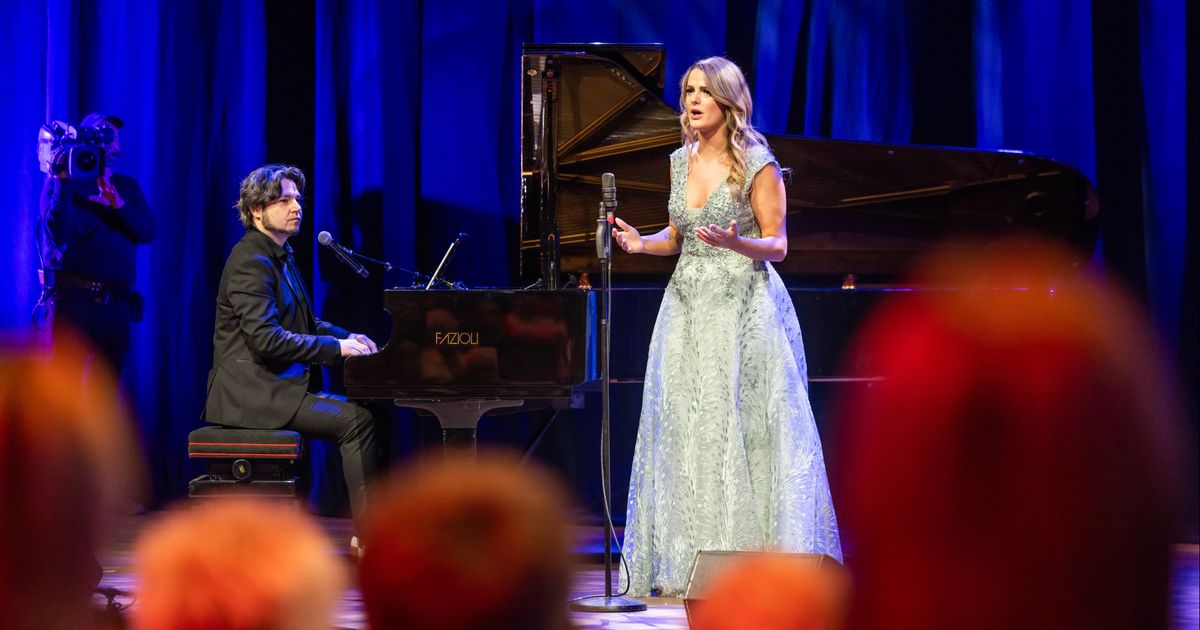 Jenske Wijshoff ontroert het publiek én Rowwen Hèze met De Moan | 40 jaar Rowwen Hèze - L1