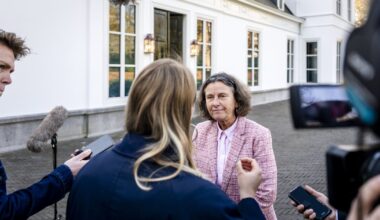 Marjolein Faber, oud-minister van Asiel en Migratie, staat de pers te woord