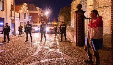 Politie veegt plein leeg tijdens azc-bijeenkomst