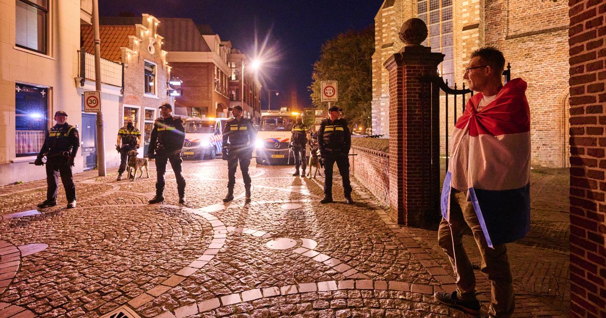 Politie veegt plein leeg tijdens azc-bijeenkomst