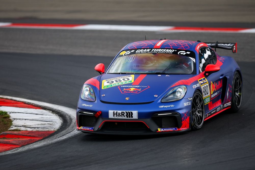 Max Verstappen moest zich in NLS7 eerst nog bewijzen in de Porsche Cayman GT4.