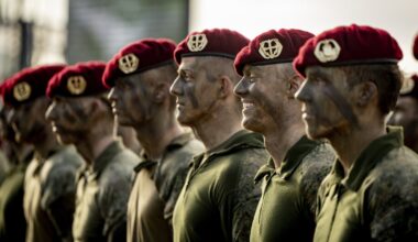 Een nieuwe lichting militairen van de Luchtmobiele Brigade bij de Landmacht