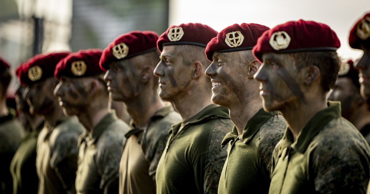 Een nieuwe lichting militairen van de Luchtmobiele Brigade bij de Landmacht