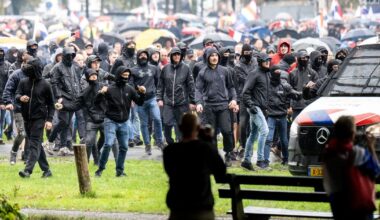 Foto's agenten online na rellen van zaterdag in Den Haag