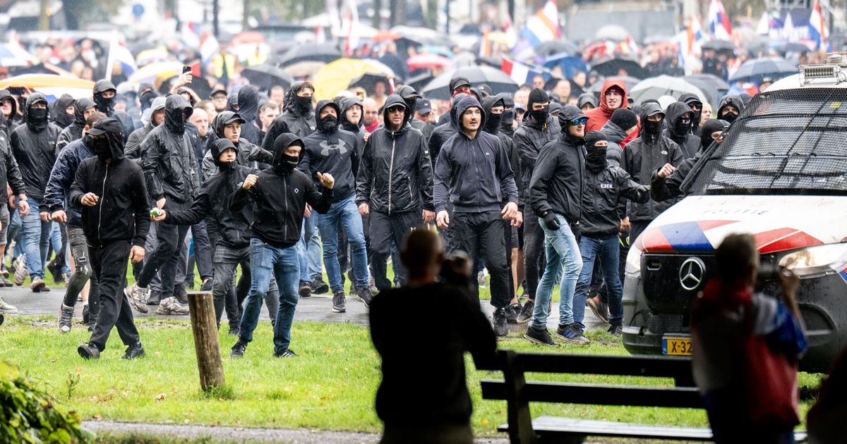 Foto's agenten online na rellen van zaterdag in Den Haag
