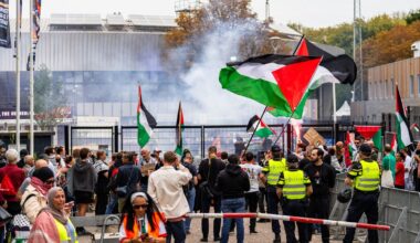Honkbalfans kunnen eindelijk naar binnen, politie zet Pro-Palestijnse actievoerders in demonstratievak