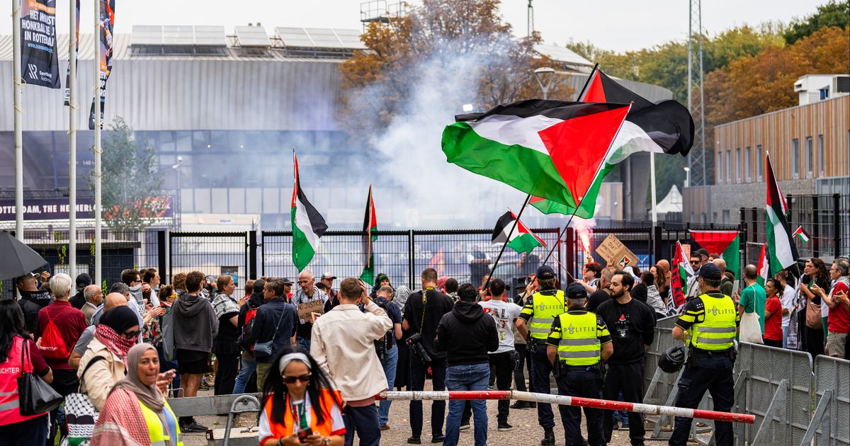 Honkbalfans kunnen eindelijk naar binnen, politie zet Pro-Palestijnse actievoerders in demonstratievak