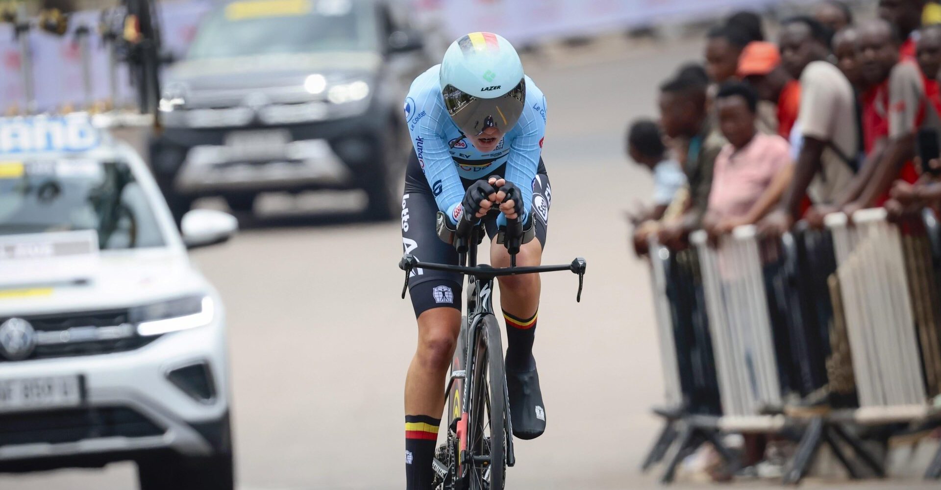 Remco Evenepoel leent tijdritschoenen aan Belgische junior