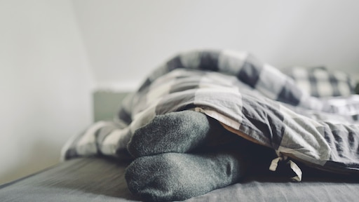 zo helpen sokken je sneller in slaap te vallen