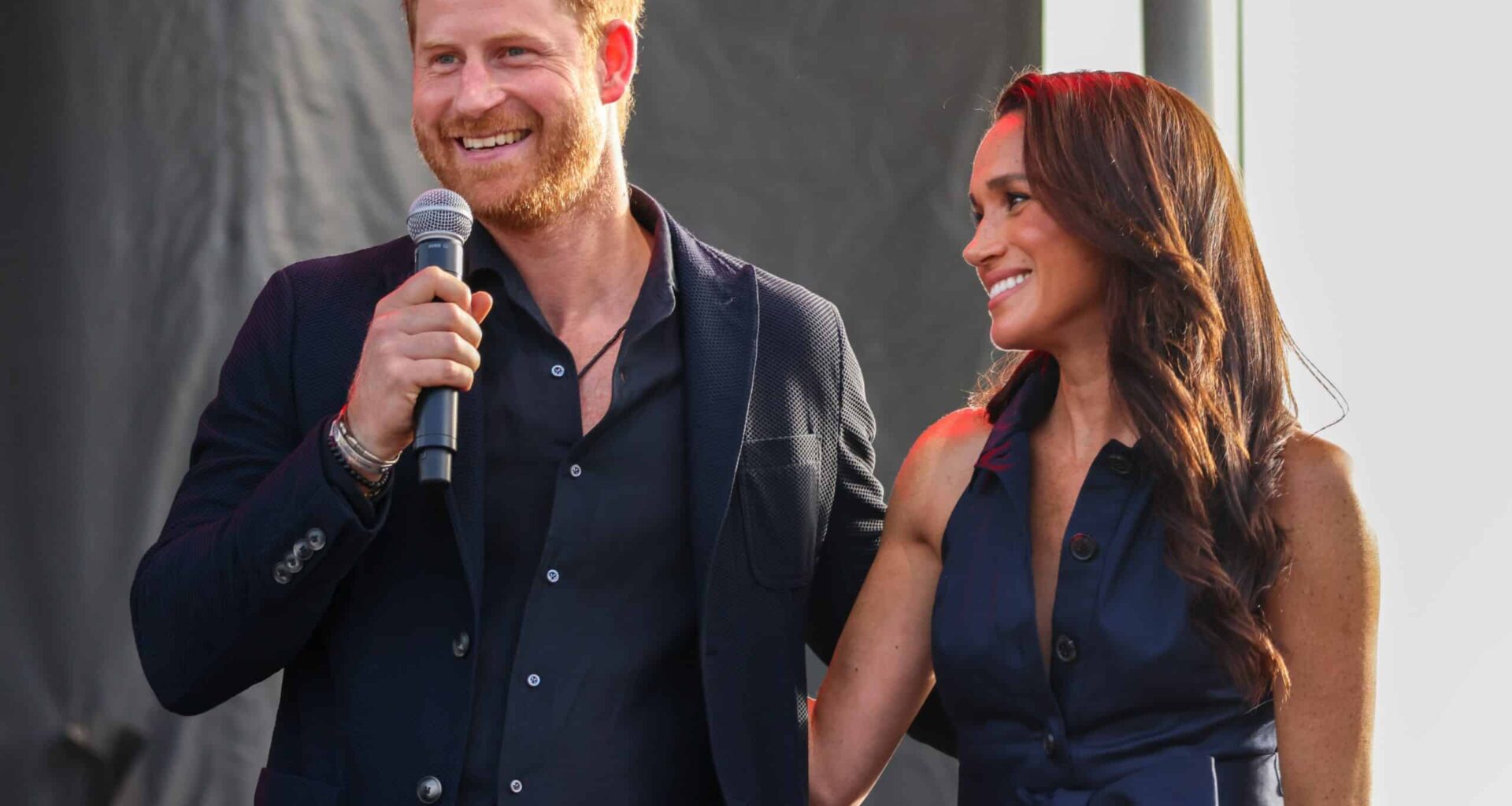 Prins Harry en Meghan stralen bij benefietconcert Kevin Costner