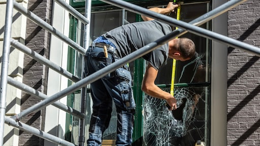 Extreemrechtse relschoppers veroorzaken 34.000 euro schade aan D66-kantoor