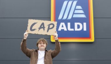 Lewis Capaldi geeft verrassingsoptreden bij supermarkt: 'Het moest gebeuren'