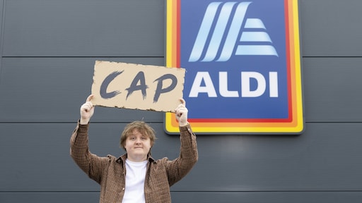 Lewis Capaldi geeft verrassingsoptreden bij supermarkt: 'Het moest gebeuren'