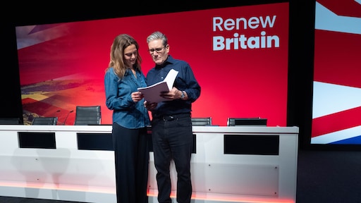 Premier Starmer onder vuur: Labour-leider worstelt met migratiekwestie