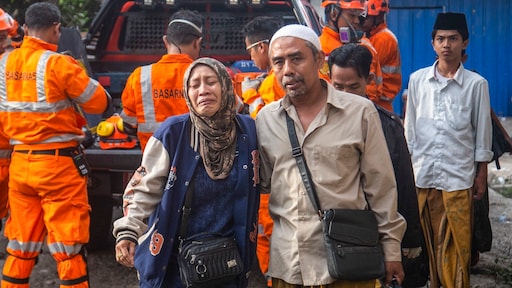 zeker drie doden, nog tientallen onder het puin