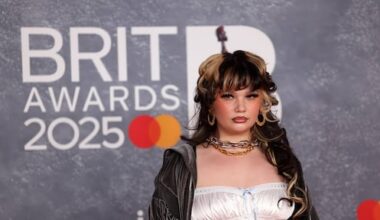 Zangeres Lola Young zakt in elkaar tijdens optreden in New York