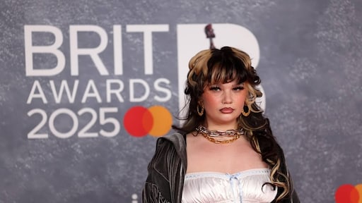 Zangeres Lola Young zakt in elkaar tijdens optreden in New York