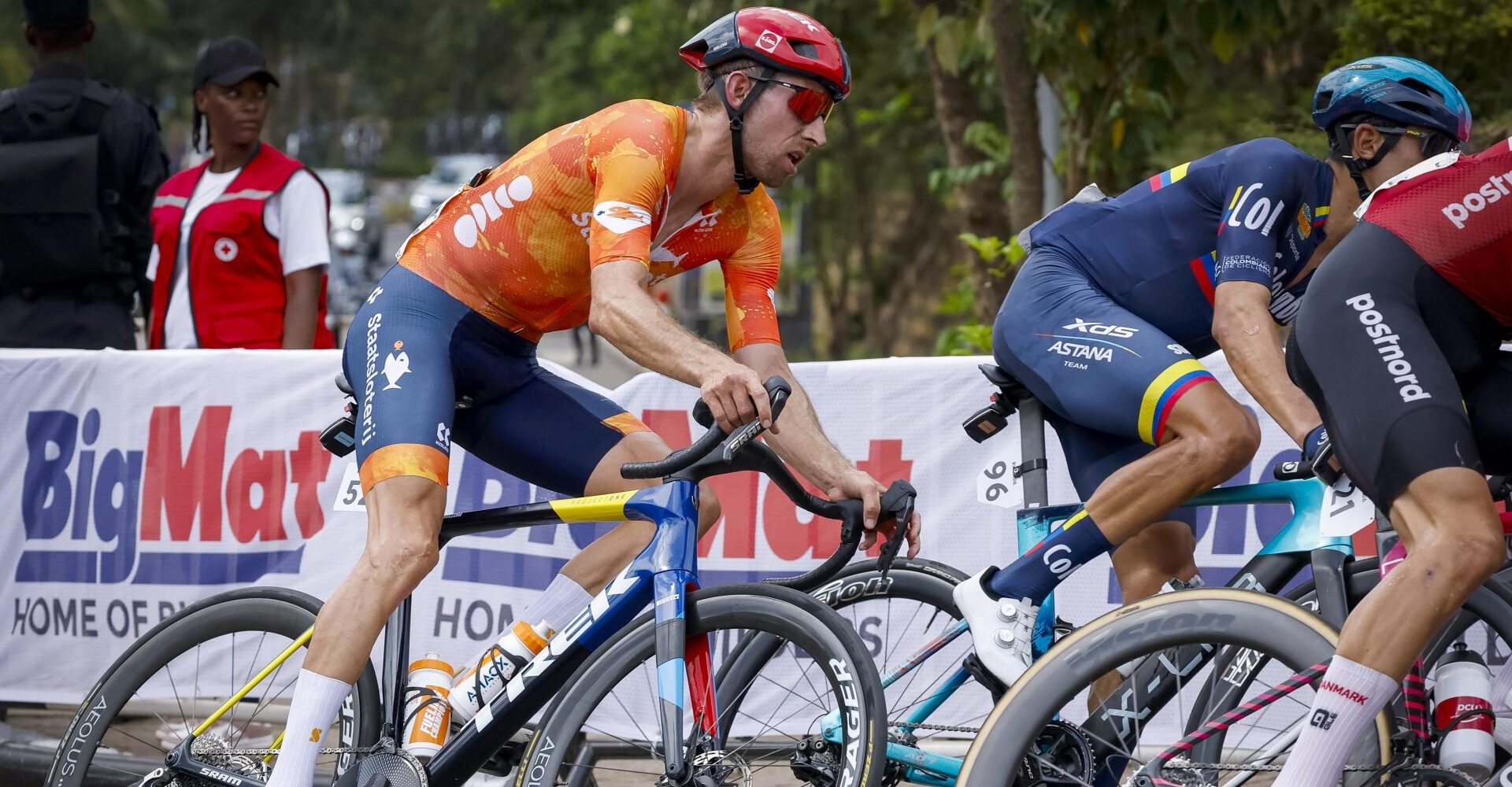 Bauke Mollema en Thymen Arensman reageren op WK: "Over deze koers is geen analyse te voeren"