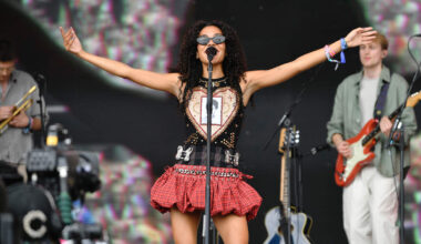 Wie is Olivia Dean, het Britse talent dat records van Adele evenaart en met Sabrina Carpenter in Madison Square Garden staat? - Nieuwsblad