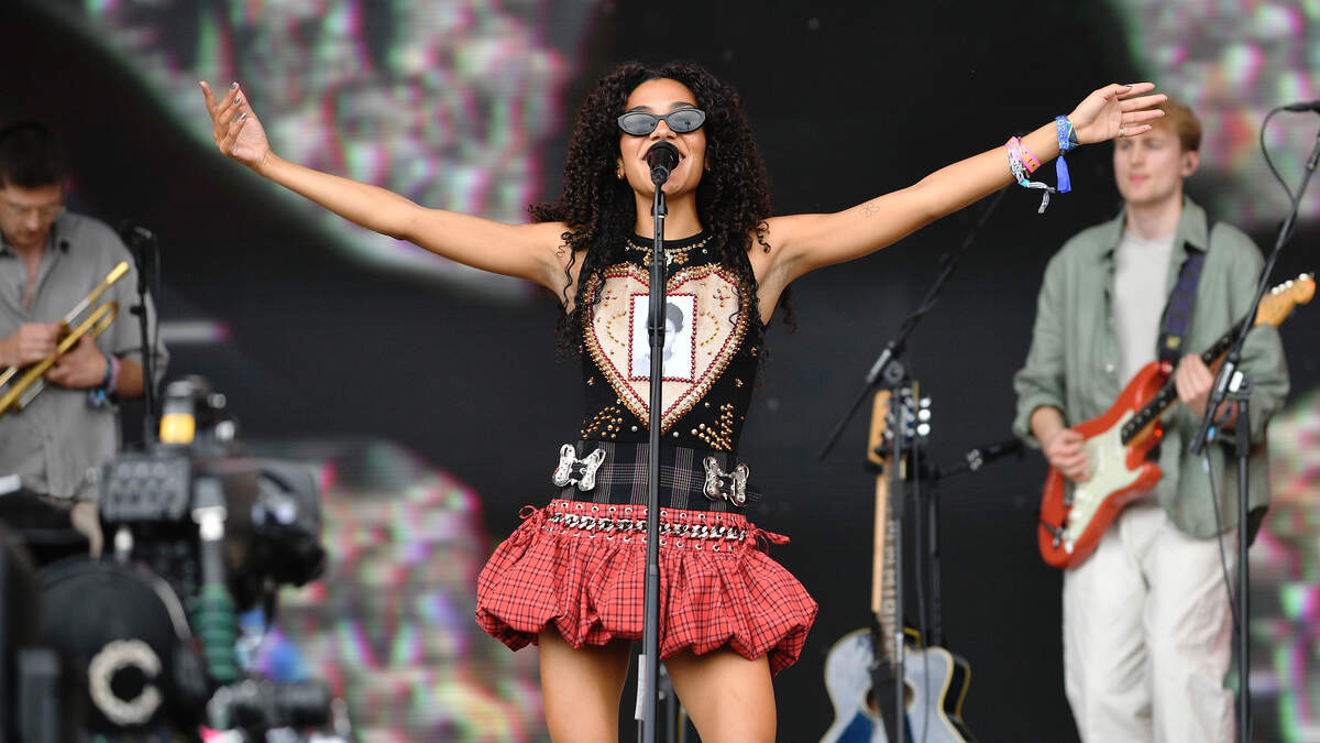 Wie is Olivia Dean, het Britse talent dat records van Adele evenaart en met Sabrina Carpenter in Madison Square Garden staat? - Nieuwsblad