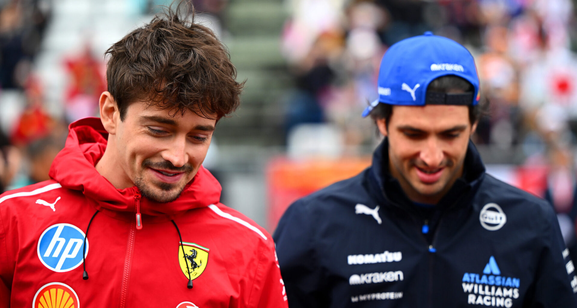 VIDEO: Sainz en Leclerc scheuren met huurbusje naar huis