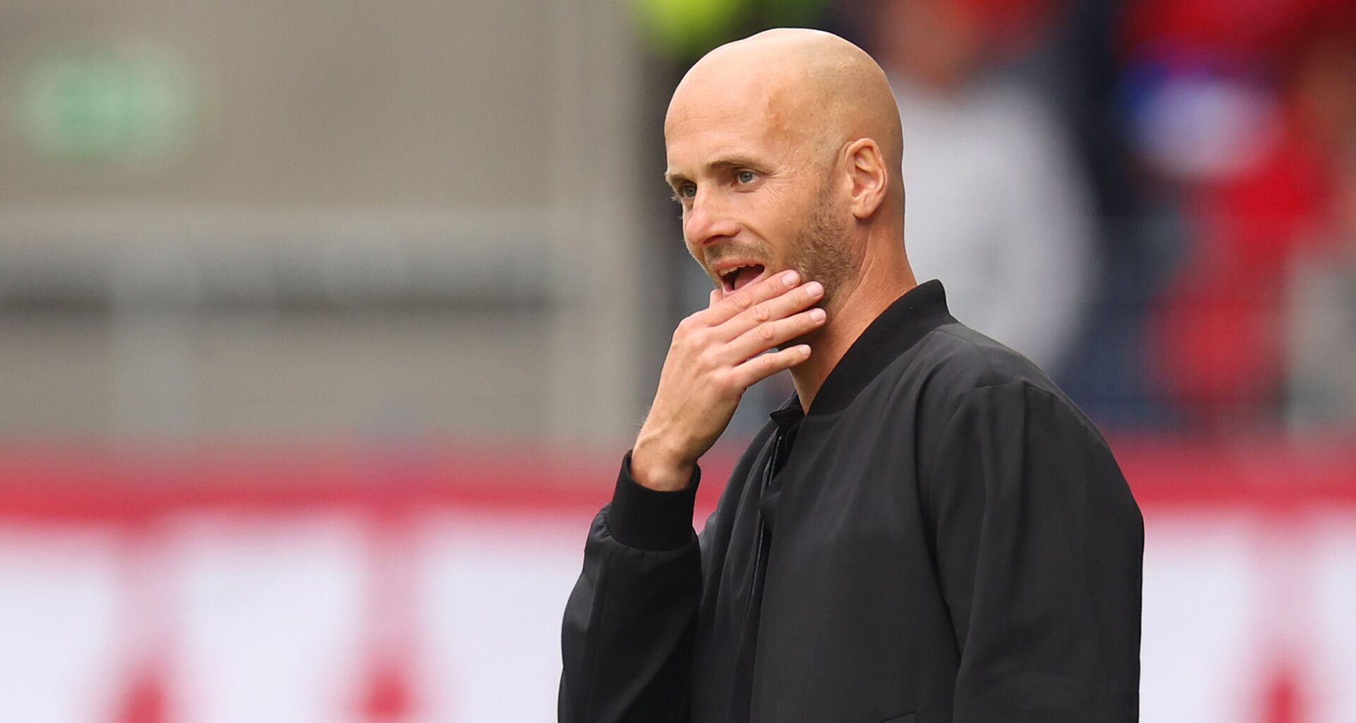 Paul Simonis onder grote druk: Duitse media zagen al na vier wedstrijden aan stoelpoten trainer VfL Wolfsburg