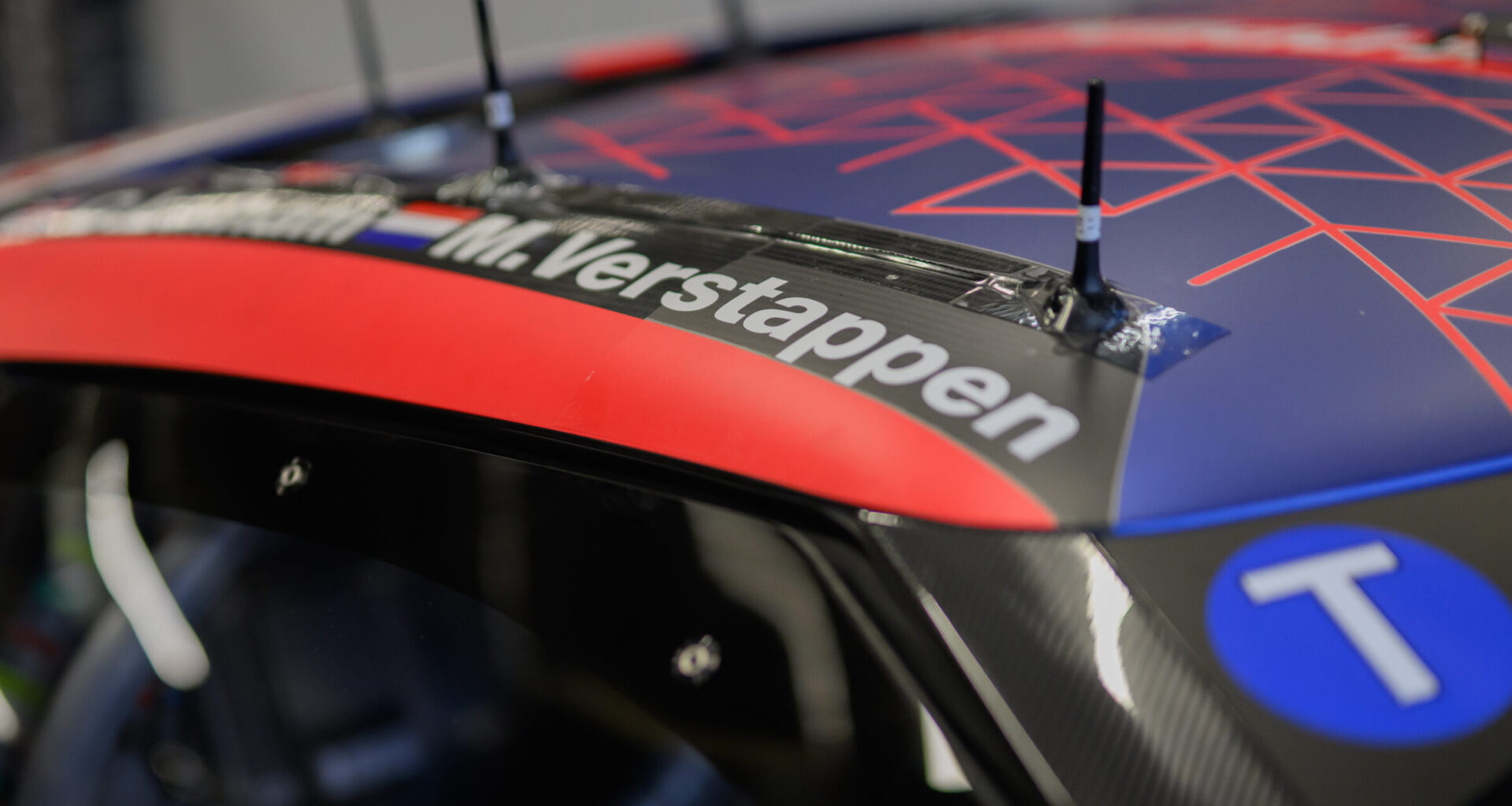 Verstappen evenaart stokoud record met Nordschleife-zege