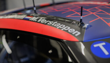 Verstappen evenaart stokoud record met Nordschleife-zege