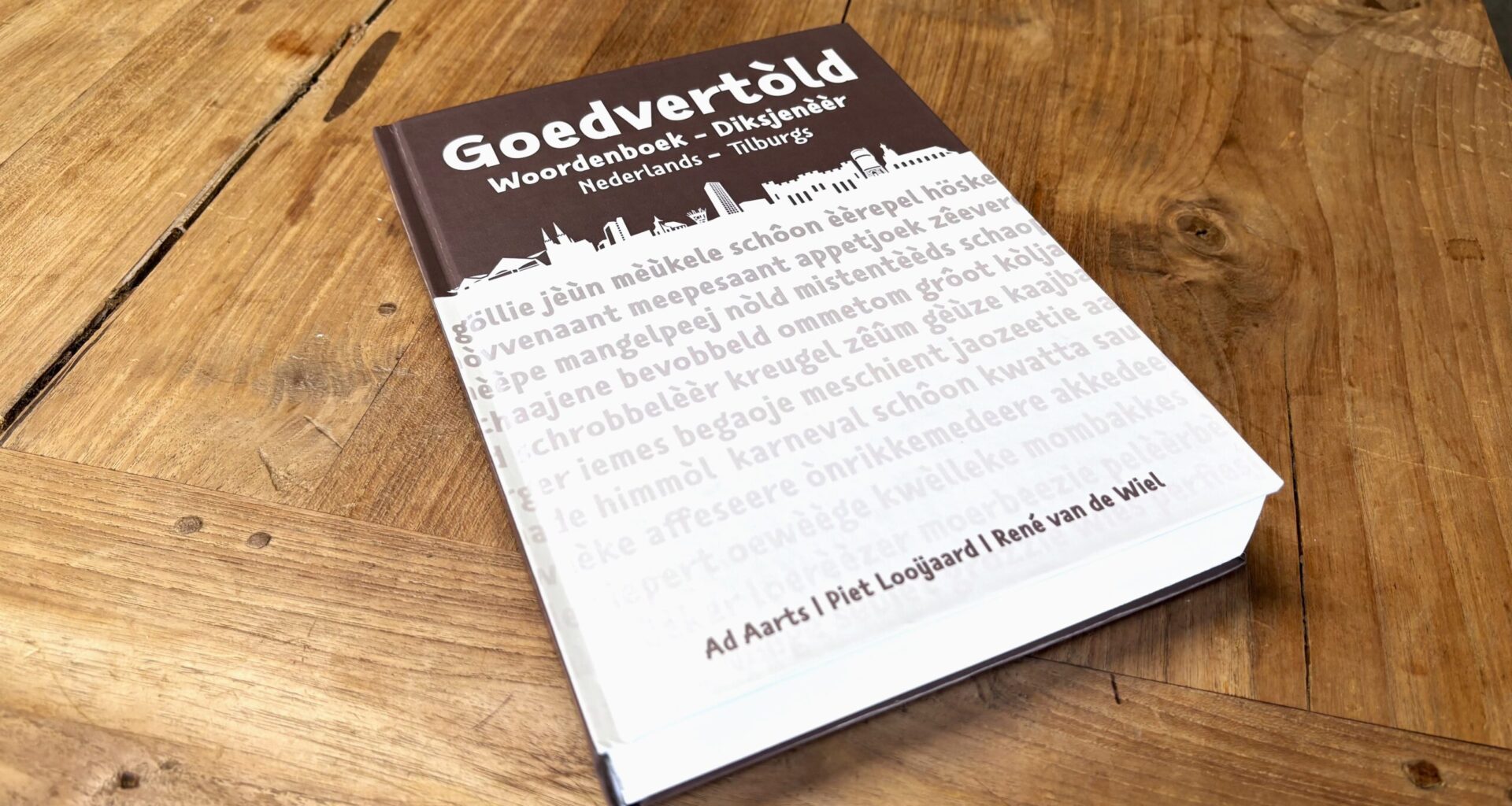 Begin oktober verschijnt dit unieke boek, dat het Tilburgs dialect viert en bewaart: het Nederlands-Tilburgs Woordenboek Goedvertòld.