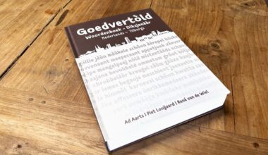 Begin oktober verschijnt dit unieke boek, dat het Tilburgs dialect viert en bewaart: het Nederlands-Tilburgs Woordenboek Goedvertòld.