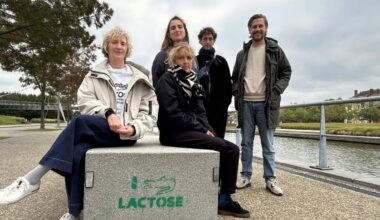 Tag op zitbank langs Leie opgenomen in collectie Kunst Publieke Ruimte: “Postume erkenning voor Kortrijkse Banksy”