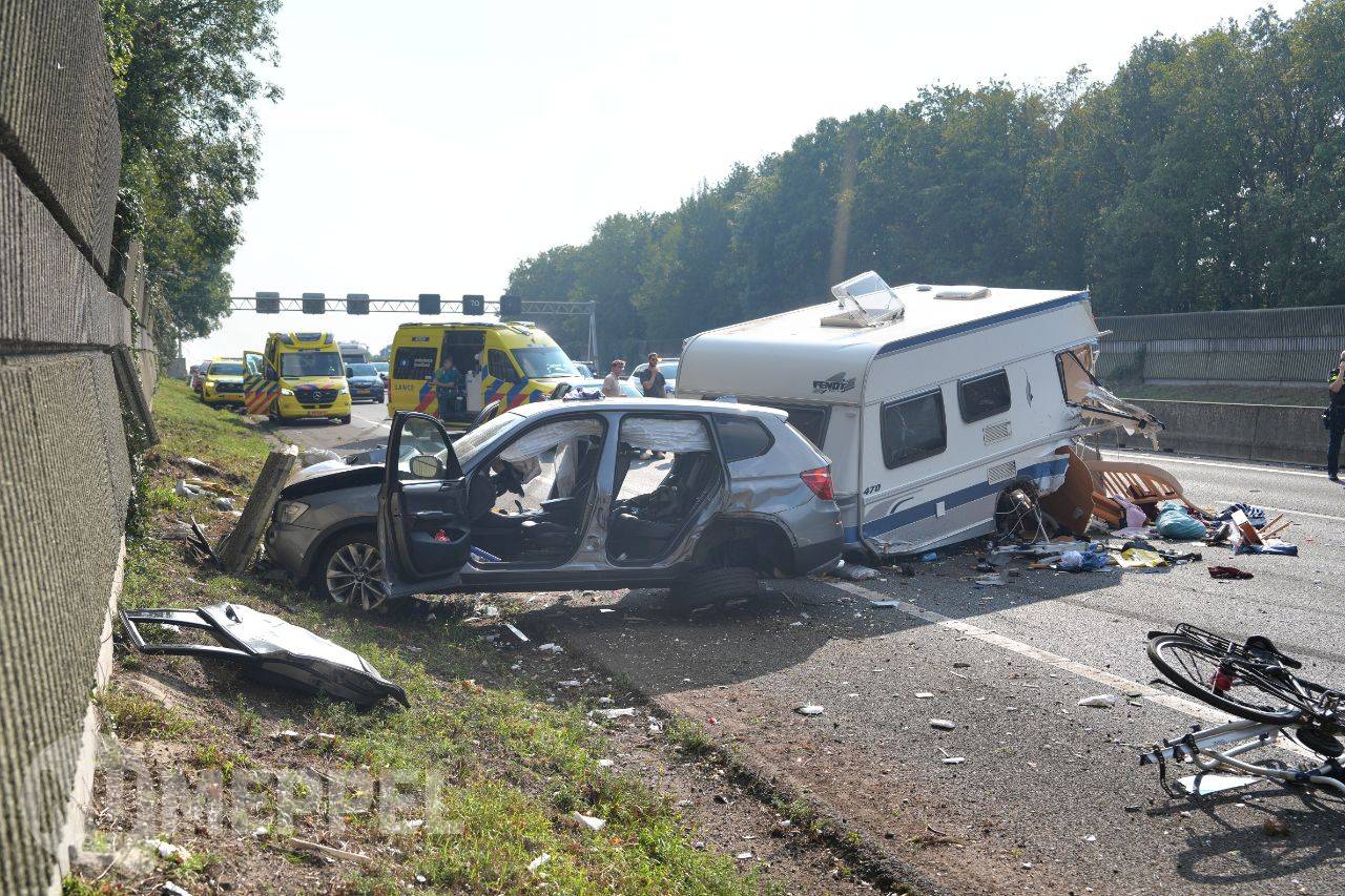 UPDATE: Ravage op de A28 na ongeval, twee gewonden waarvan één ernstig gewond bij Staphorst