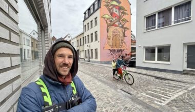 Nieuwe muurschildering Gijs Vanhee geeft Augustijnenstraat kleur: “Als de zon schijnt, voel je de warmte van het kunstwerk”