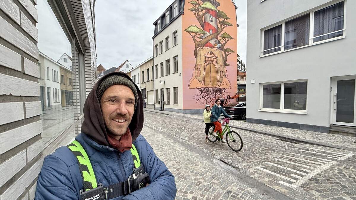 Nieuwe muurschildering Gijs Vanhee geeft Augustijnenstraat kleur: “Als de zon schijnt, voel je de warmte van het kunstwerk”
