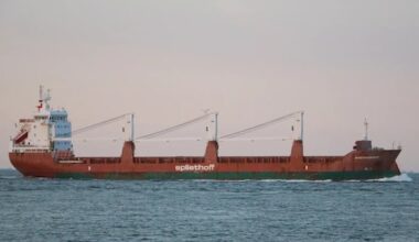 Bemanning Nederlands vrachtschip gered door helikopter, twee gewonden