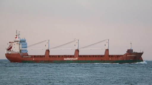 Bemanning Nederlands vrachtschip gered door helikopter, twee gewonden